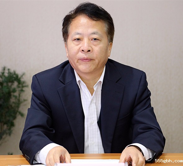 15076209705320702cSD.jpg 绿色能源公司揭牌顾总.jpg