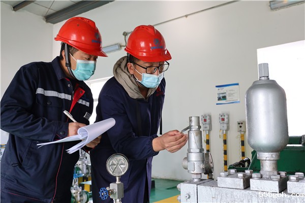 1641868017431835yqZA.jpg 王进检查回注泵压力.jpg