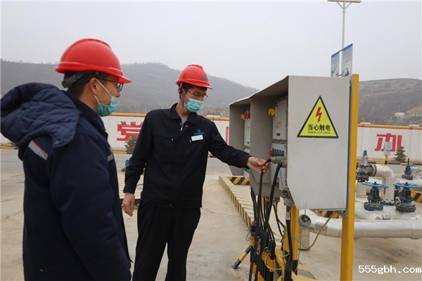 1641868076303872u6oJ.jpg 杨兴渊临时接电点检查.jpg