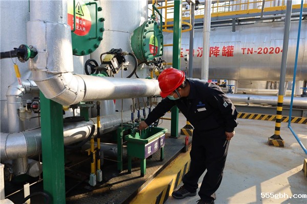 1641868108525880UojT.jpg 薛昊昊检查取样口水质.jpg