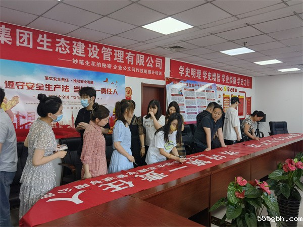 1654481748475891ECBq.jpg 生态公司 与会人员在主题横幅上集体签名.jpg