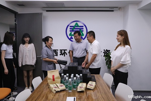 1627006996950576oJXg.jpg 投资公司开展夏季“送清凉”活动_副本.jpg