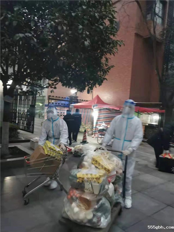 kaiyun彩票官网：响彻在战“疫”前线的入党誓词 配图3.jpg