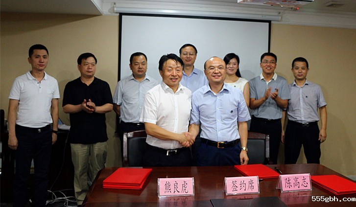 熊良虎代表集团与亿杰集团董事长陈高志签订战略合作协议.jpg