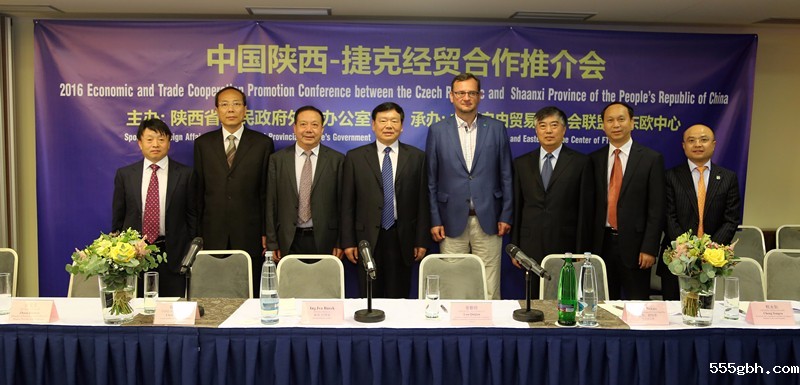 熊良虎随省委书记娄勤俭出访1_副本.jpg