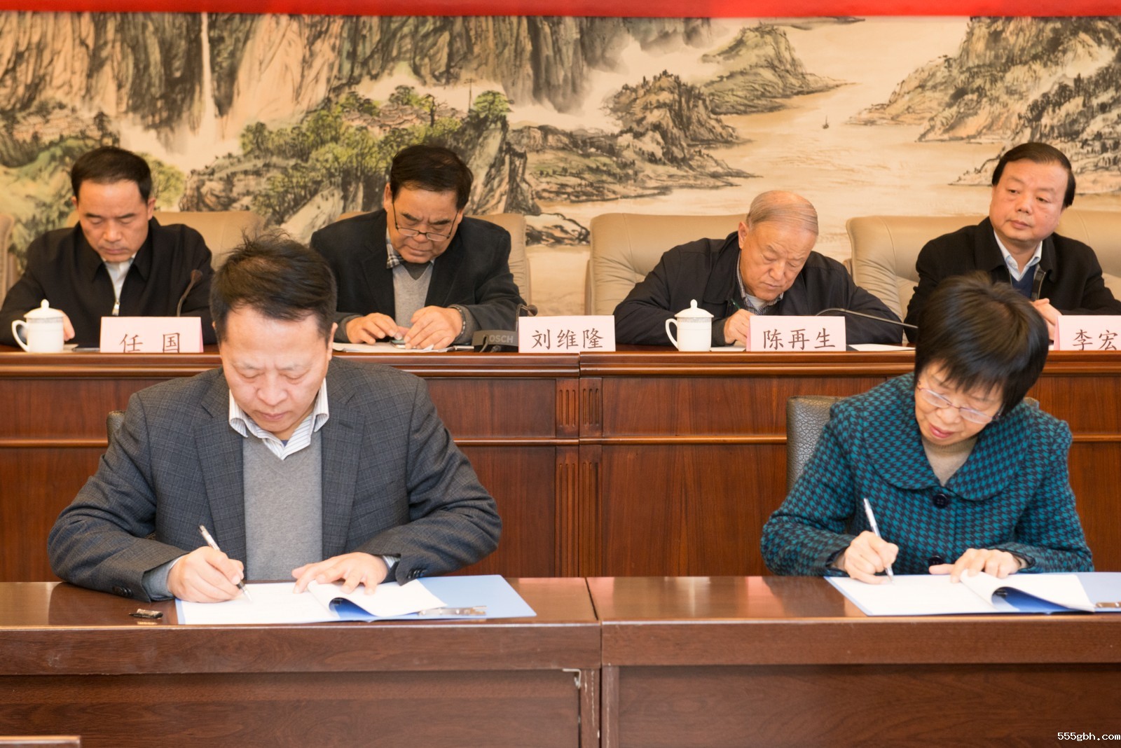 2kaiyun彩票官网与省慈善协会签订项目捐赠协议。.jpg