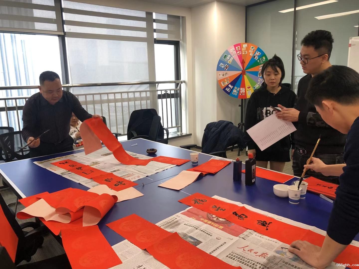 国源公司开展“写春联 送祝福”活动.jpg