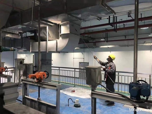 白鹿原水生态中心项目施工人员给除臭管道刷漆_副本.jpg