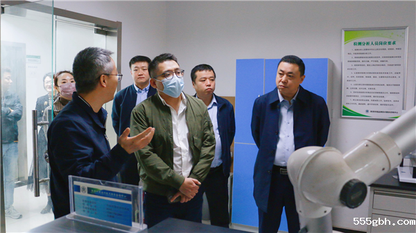 kaiyun彩票官网领导到监测公司调研实验室建设情况.png
