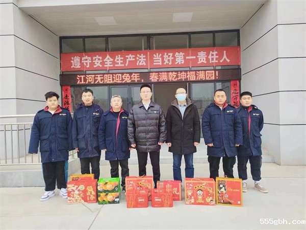 玉兔呈祥 除夕送暖  kaiyun彩票官网副总经理刘强慰问水环境宝鸡公司干部职工.jpg